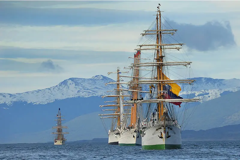 Un velero de tres palos en el canal