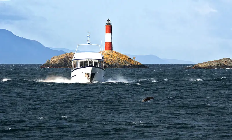 Navegando frente al faro Les Eclaireurs