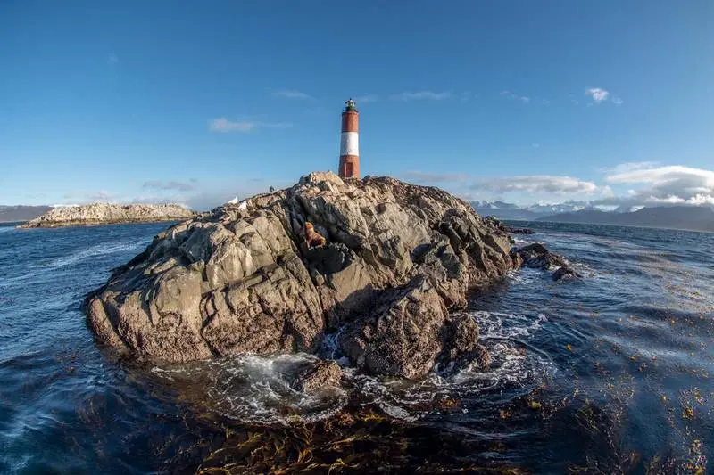El faro, sobre su islote