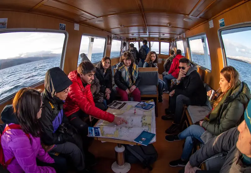 Pasajeros a bordo, con el mapa del canal sobre la mesa