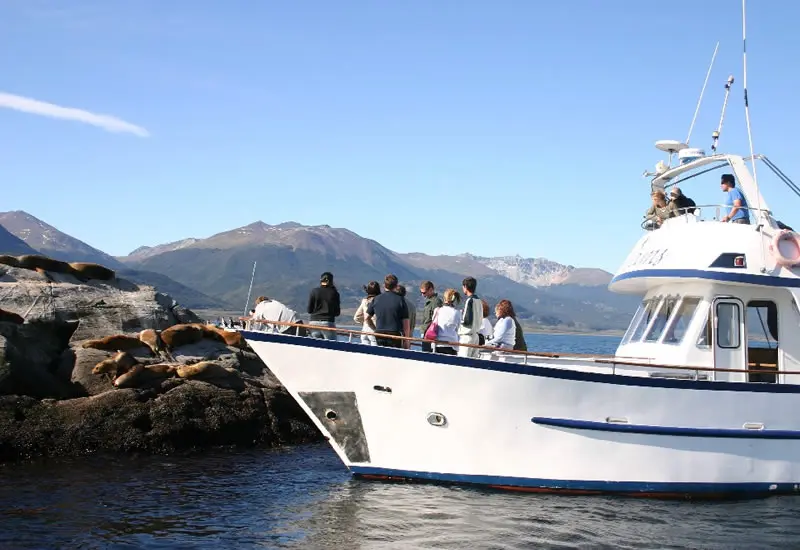 El Kams junto a una isla del canal