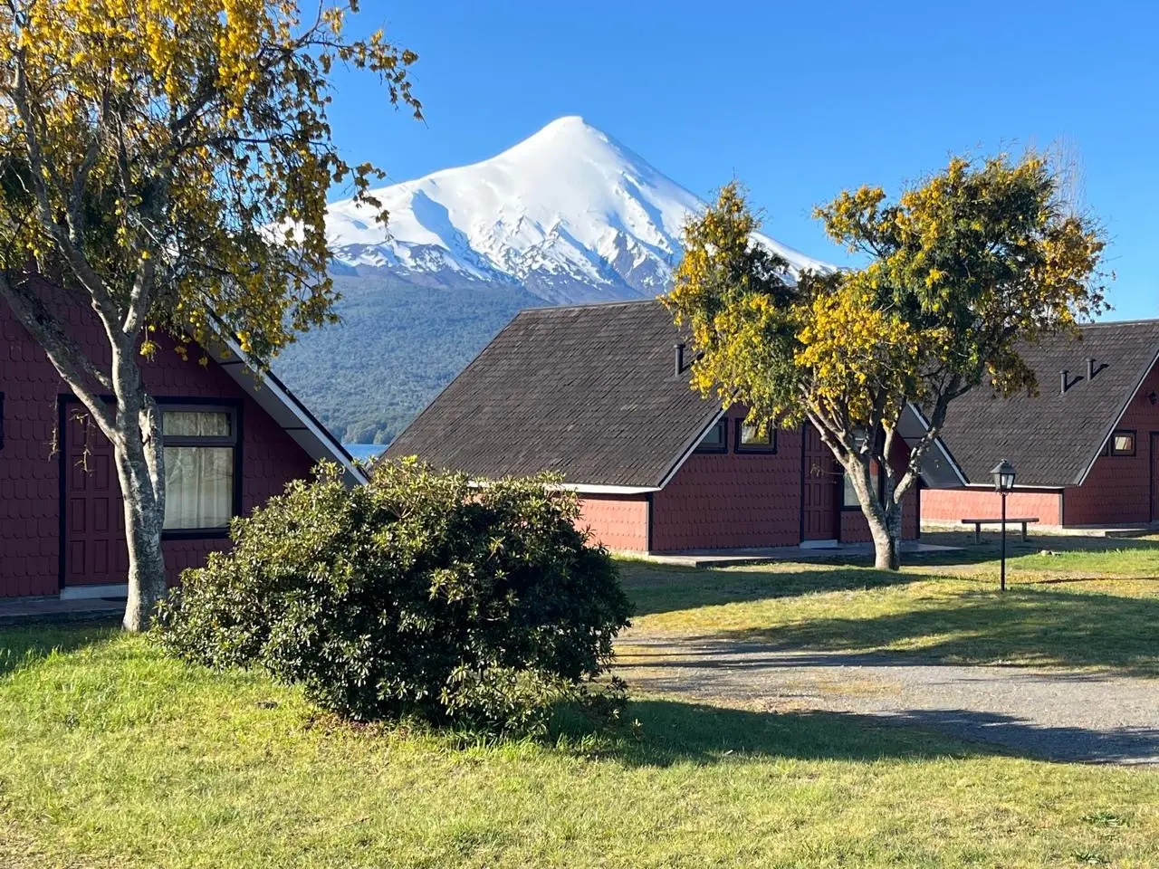 Las cabañas de Brisas del Lago con el volcán Osorno nevado de fondo