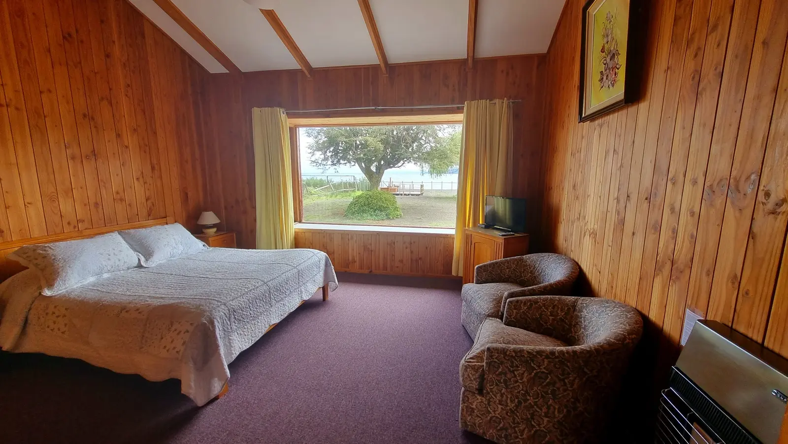 Suite con ventanal hacia el parque y el lago