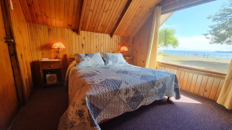 Dormitorio con ventana al lago