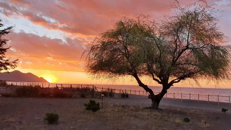Atardecer sobre el lago desde la costa