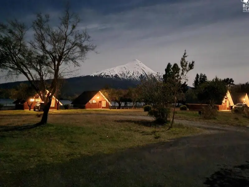 Las cabañas iluminadas al anochecer