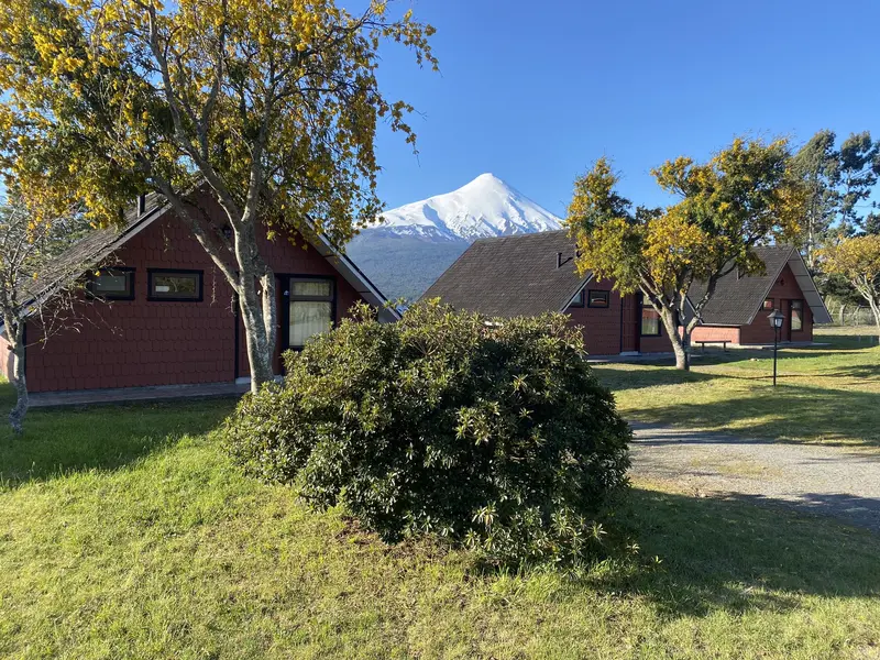 Las cabañas y el volcán Osorno