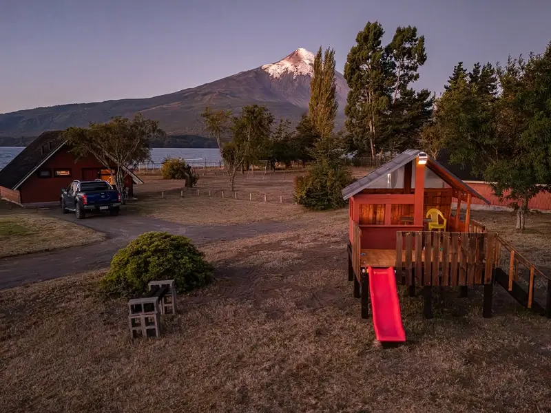El parque con juegos para niños, al atardecer
