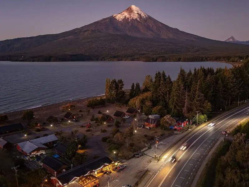 Ensenada y el volcán Osorno desde el aire