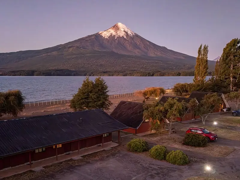 Las cabañas a orillas del lago al atardecer, vistas desde el aire