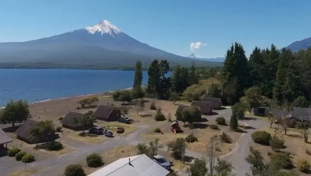 El complejo desde el aire, entre el lago y los árboles