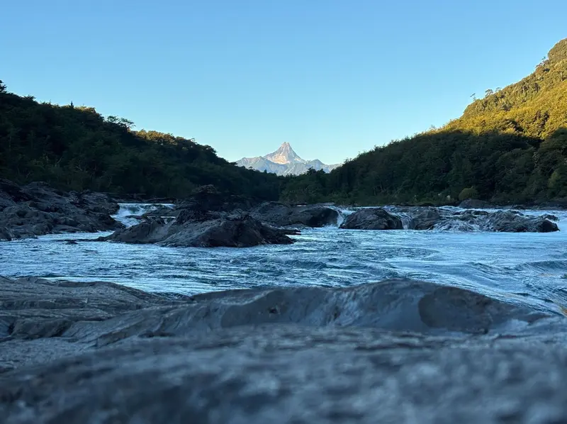 Los rápidos del río Petrohué con el volcán Puntiagudo al fondo
