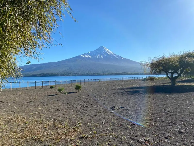 La playa del complejo, con el volcán Osorno