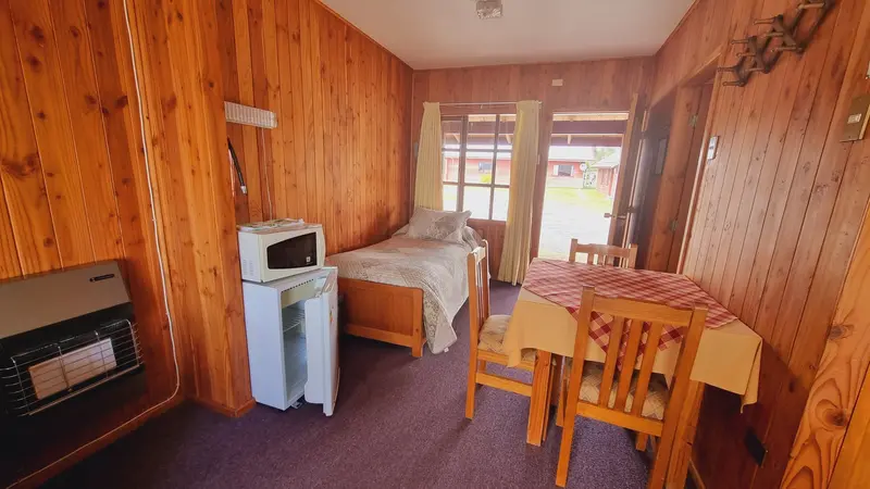 Comedor de la suite, con frigobar y microondas