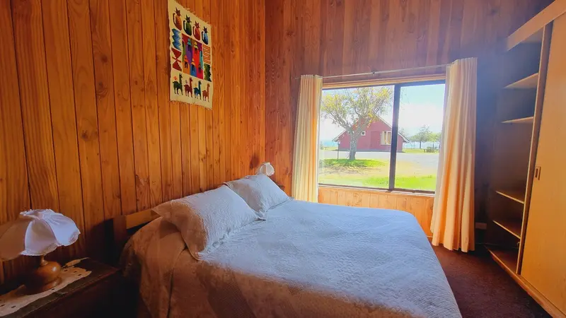 Dormitorio principal con cama matrimonial