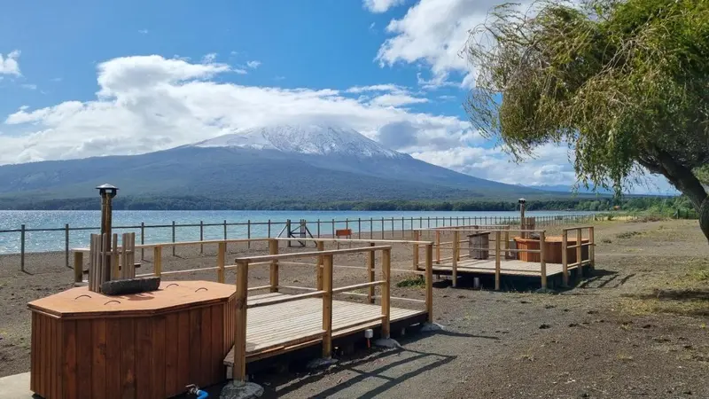 Tinajas y deck de madera frente al lago Llanquihue