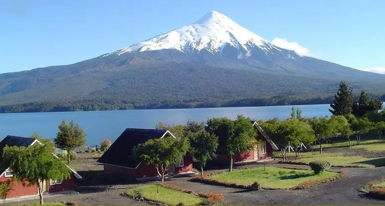 El volcán Osorno nevado sobre el lago Llanquihue