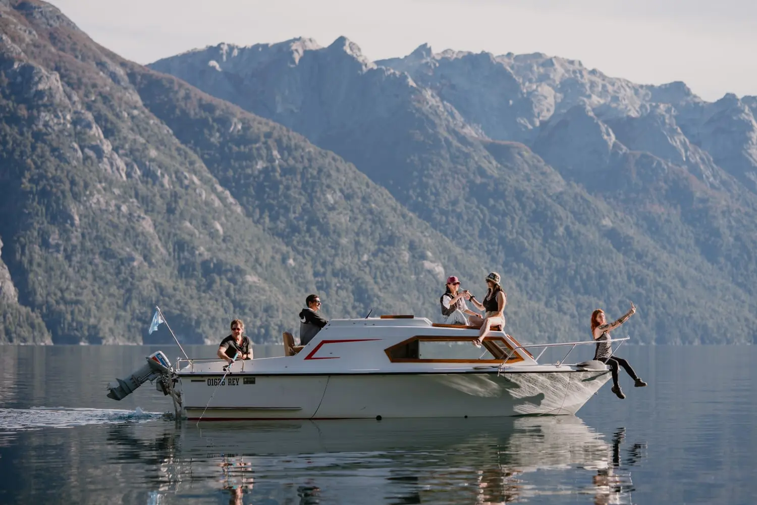 La embarcación navegando el Nahuel Huapi, con la cordillera de fondo
