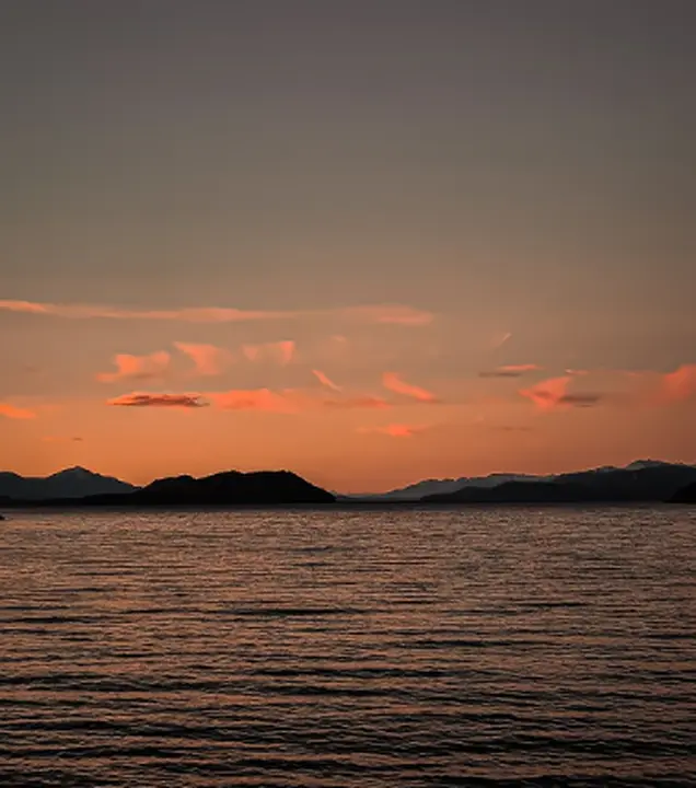 El cielo encendido al atardecer sobre las islas del lago