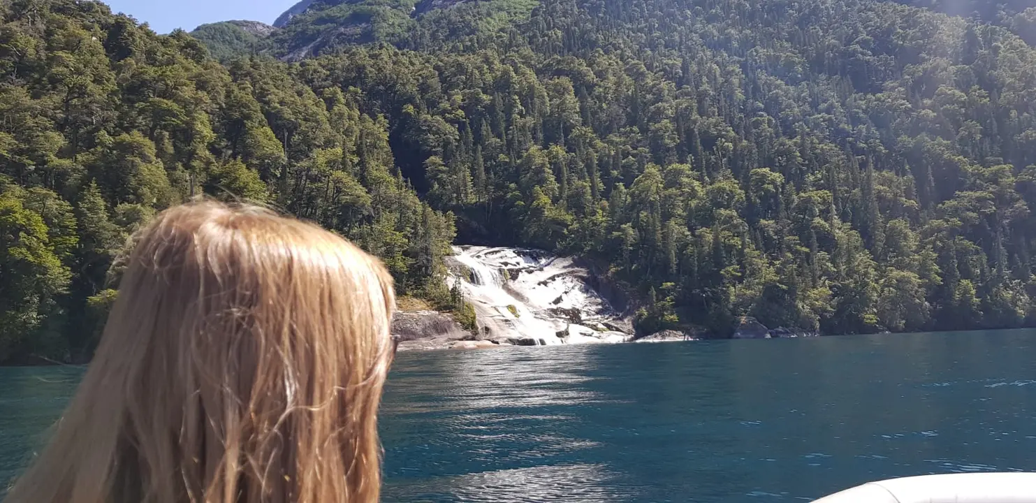Llegando a una cascada escondida en el bosque