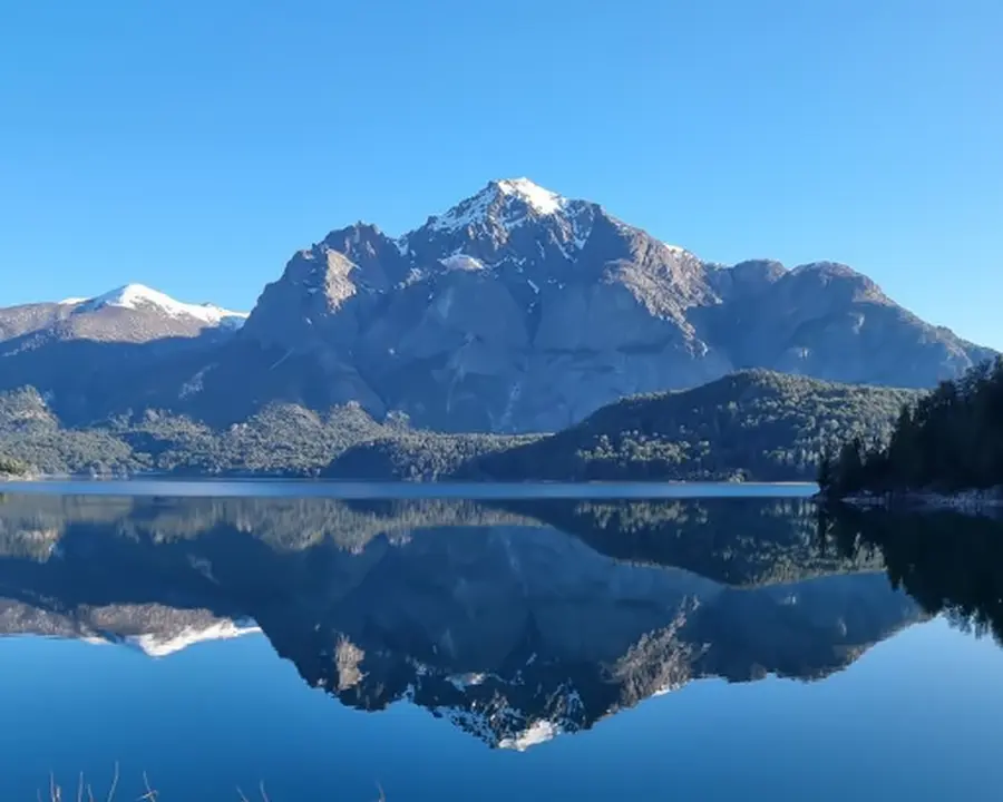 El cerro nevado reflejado como un espejo en el lago