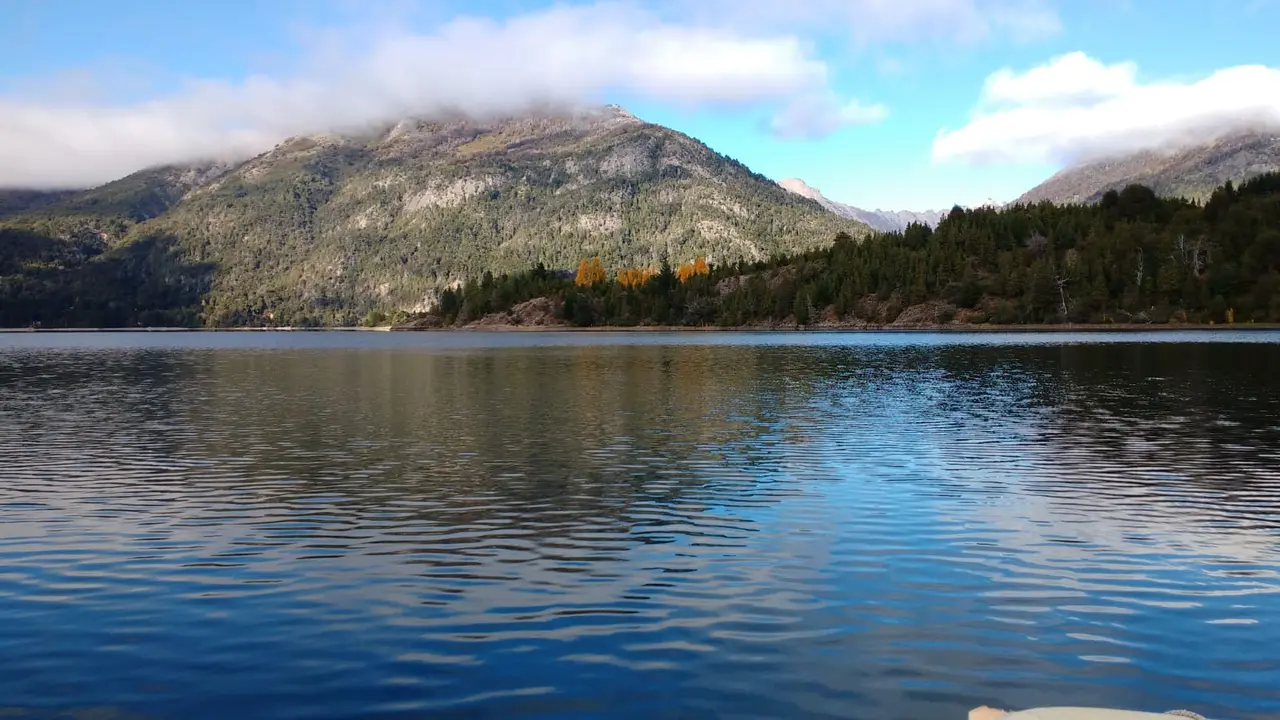 El lago espejado, con el cerro entre las nubes