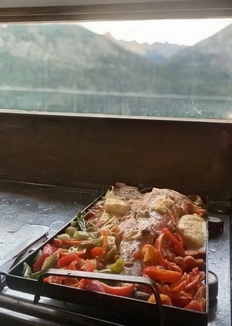 La trucha del día con verduras y morrones a la plancha
