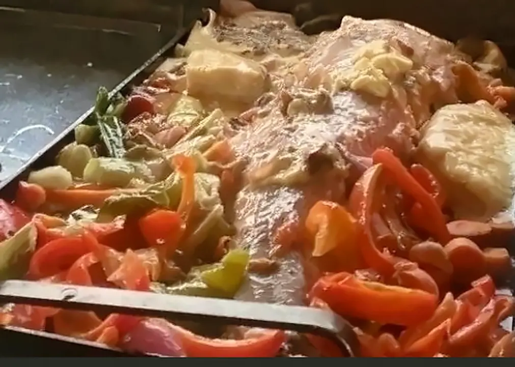 La trucha del día a la plancha, con morrones y verduras