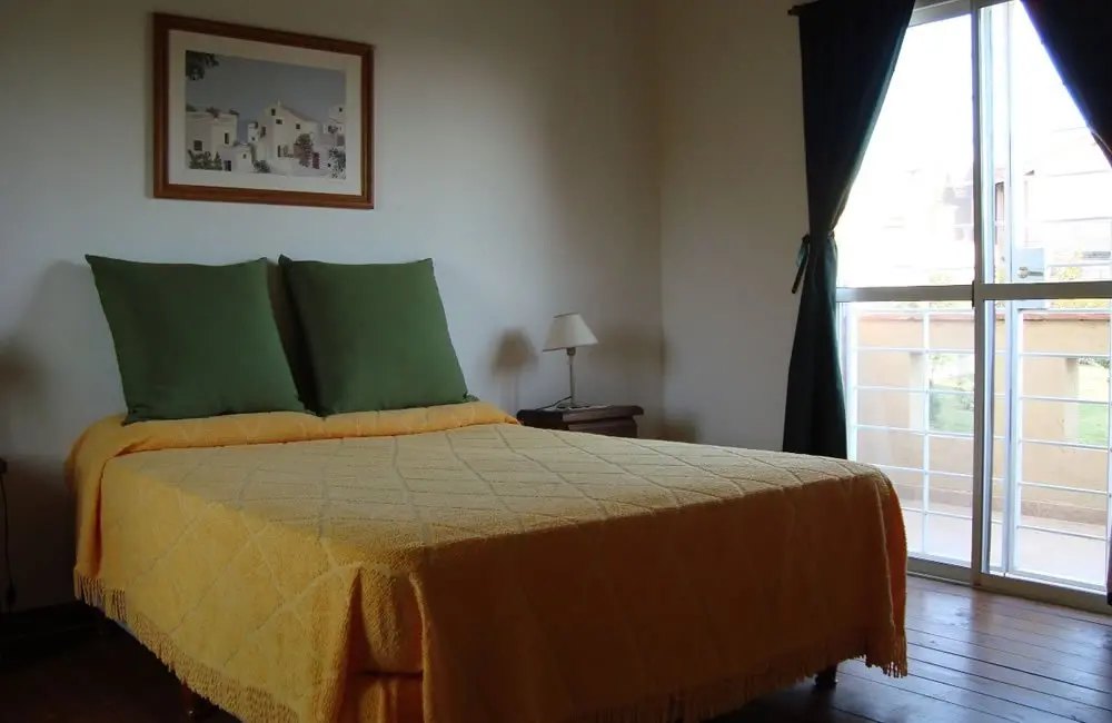 Dormitorio matrimonial con sommier y ventanal