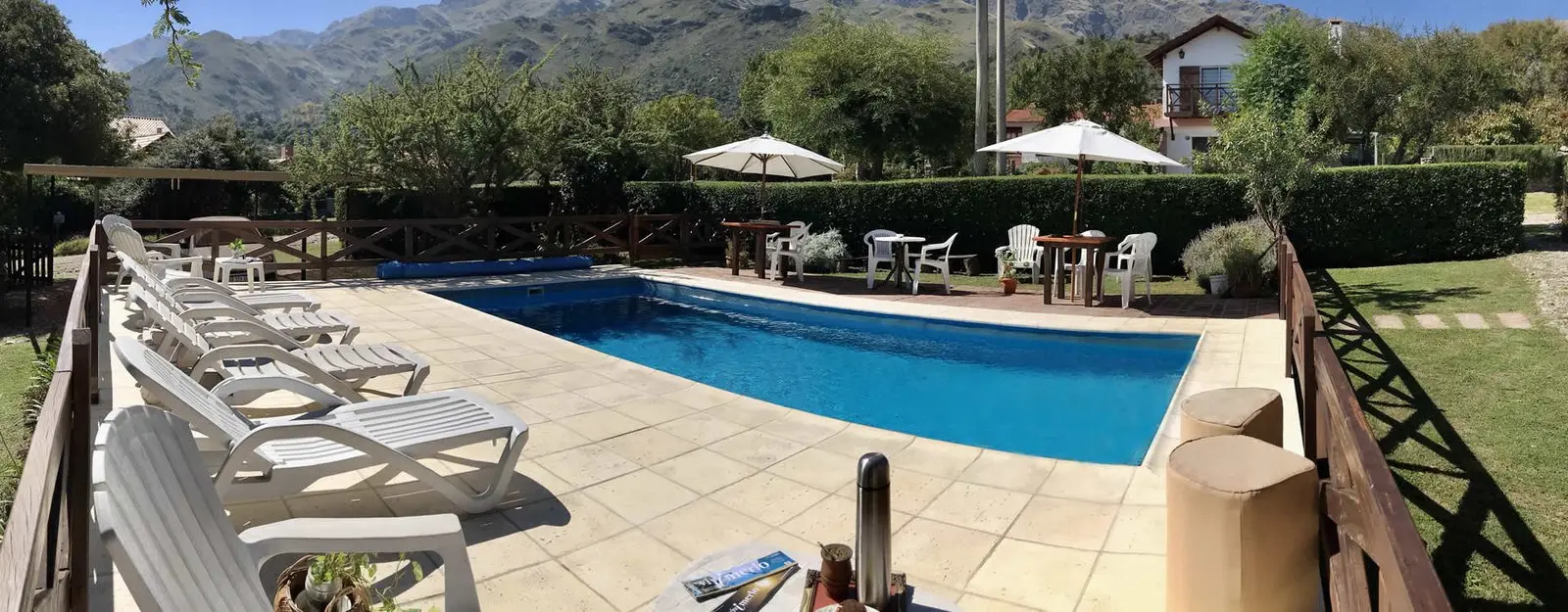 La piscina de Cabañas Horus con las sierras de los Comechingones