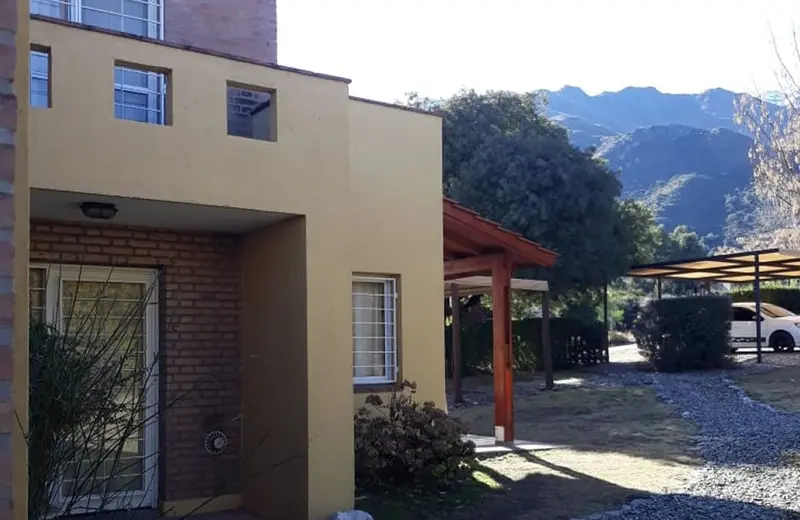Una de las cabañas, con las sierras de los Comechingones