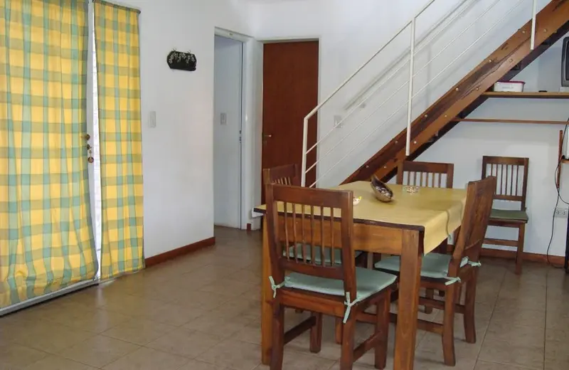 Comedor y escalera a la planta alta