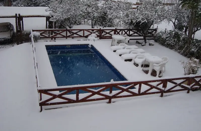 La piscina nevada, en invierno