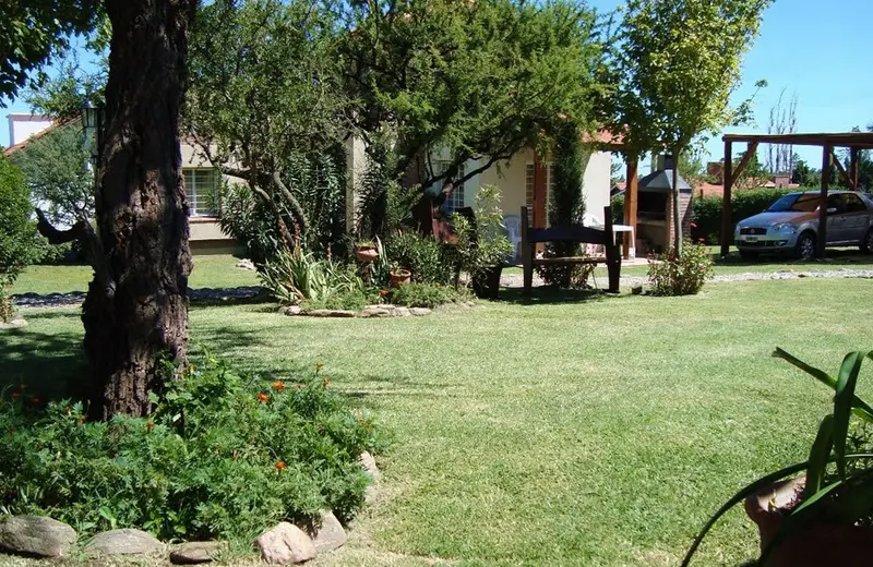El parque, con sombra de árboles