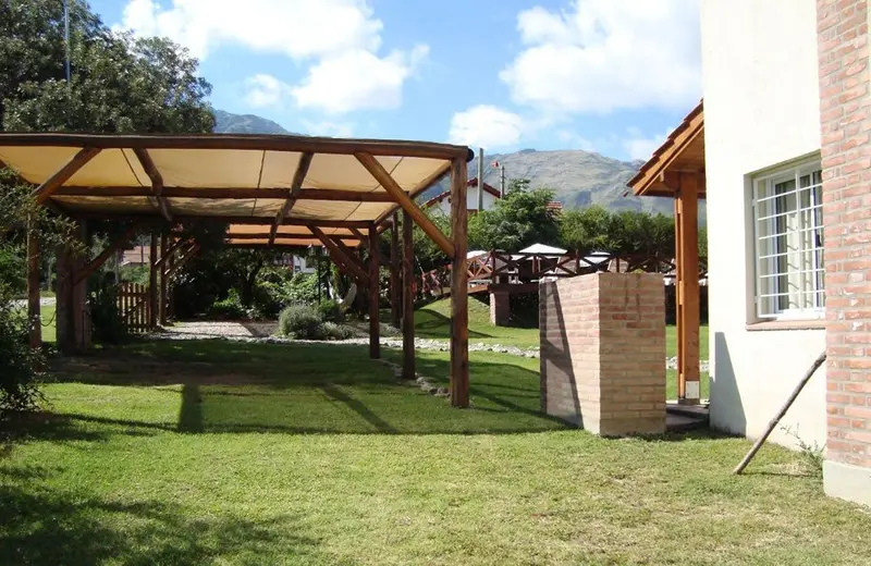 La pérgola del parque, con la sierra de fondo