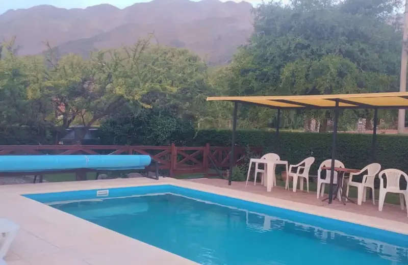 La piscina con las sierras al atardecer