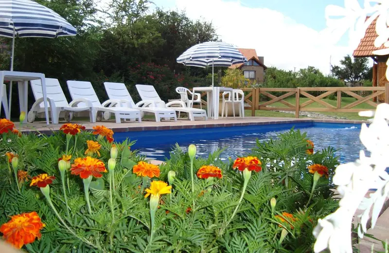 La piscina, entre flores