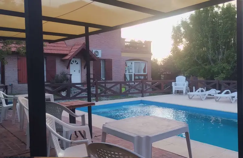La piscina desde la pérgola
