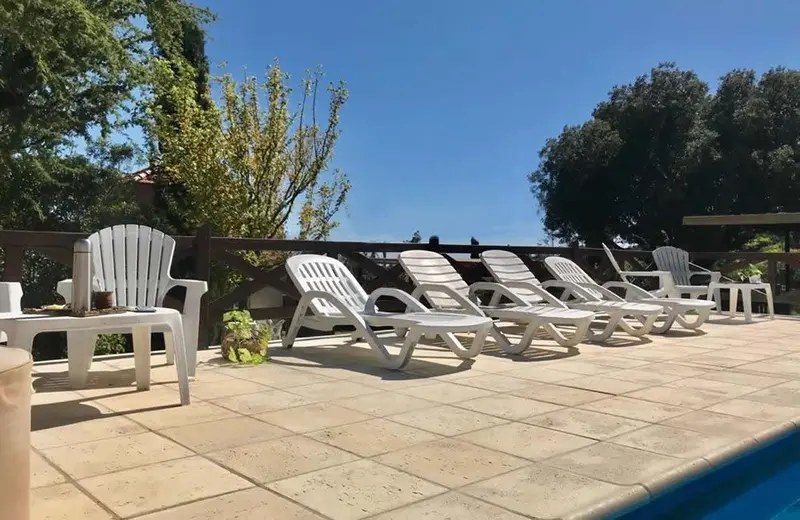 Reposeras al sol en el solarium