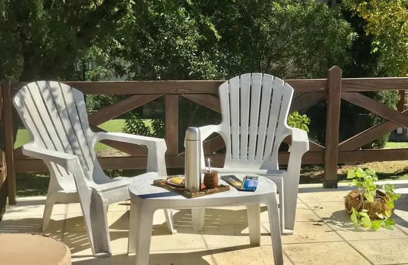 Mate en las reposeras, junto a la piscina