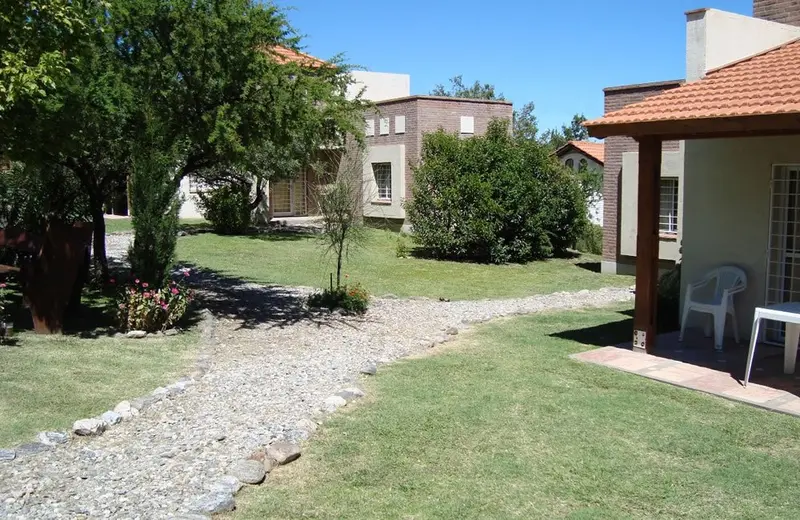 Senderos de piedra entre el césped