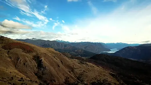 Vista aérea de las montañas con un lago al fondo
