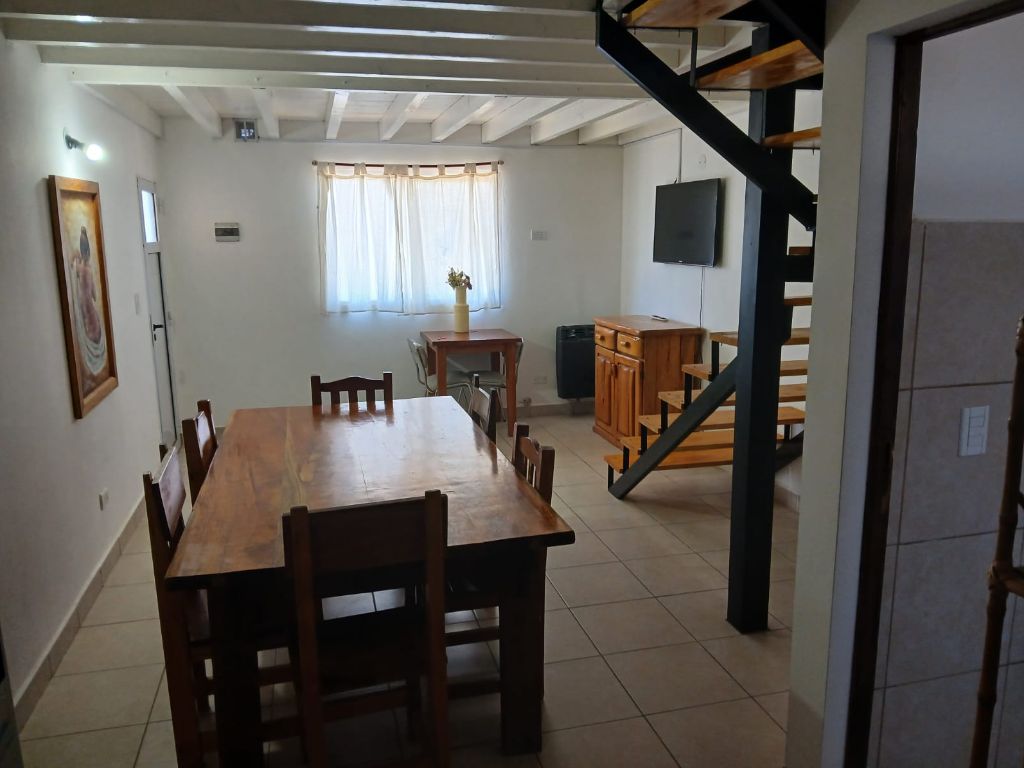 Comedor con escalera · Casas y Deptos Castillo, El Bolsón