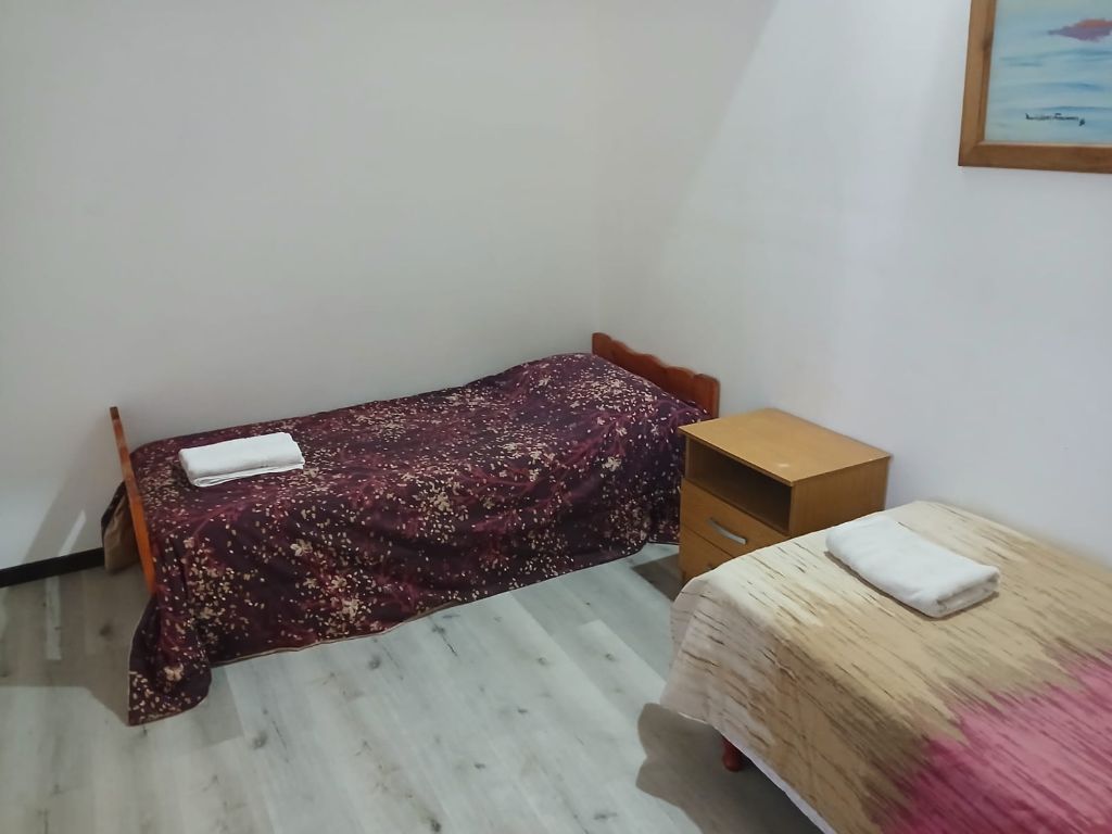 Dormitorio con camas simples · Casas y Deptos Castillo, El Bolsón