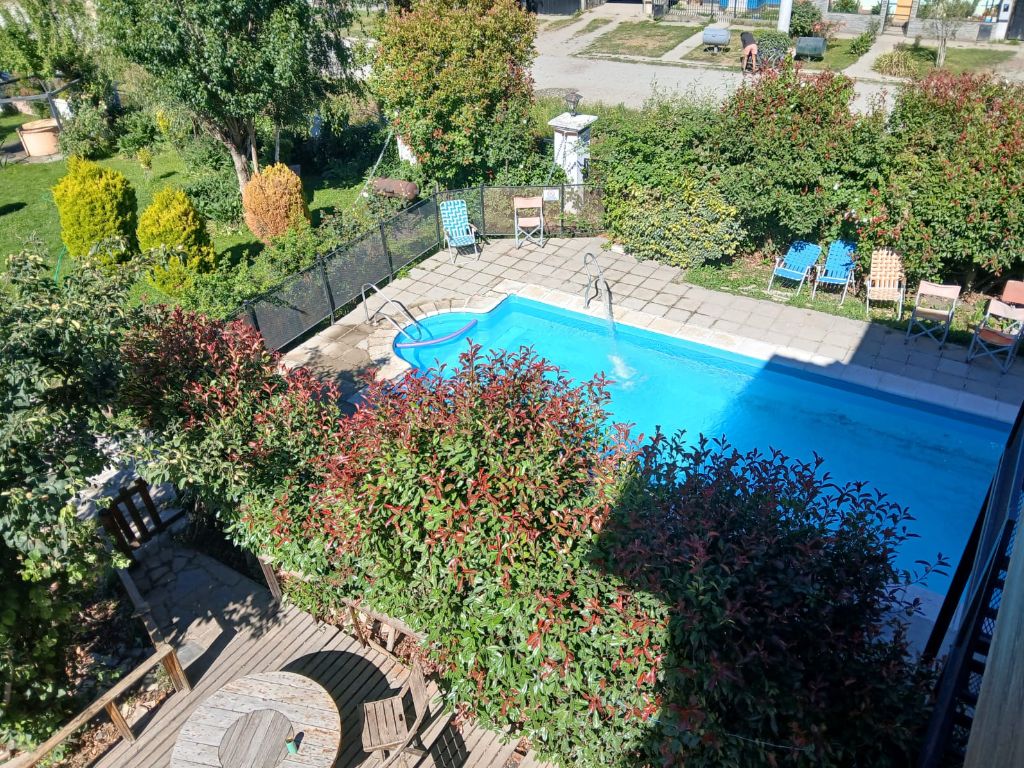 Vista de la pileta y el jardín · Casas y Deptos Castillo, El Bolsón