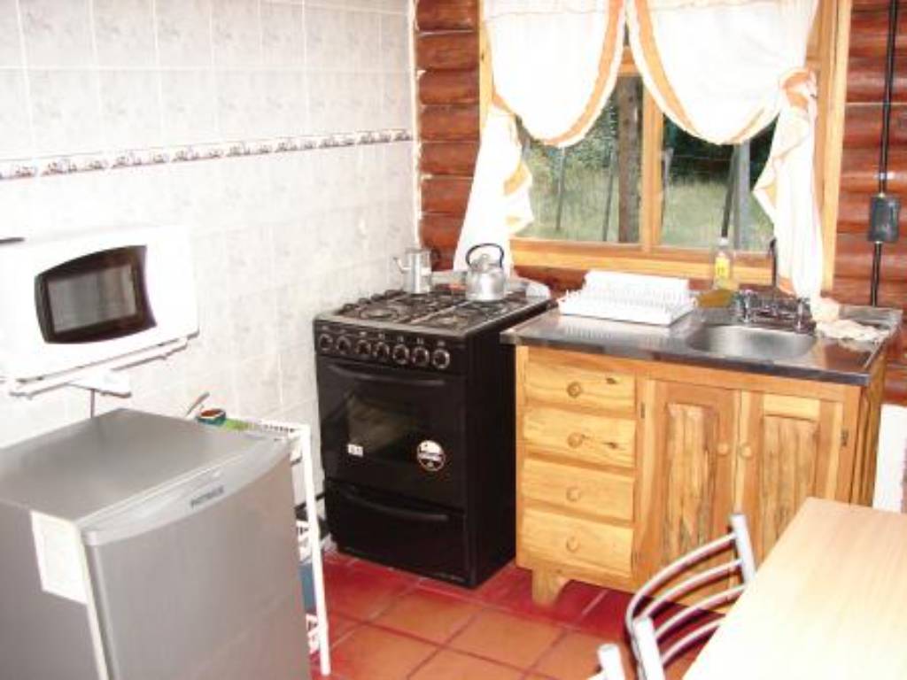 Cocina con horno, microondas y heladera