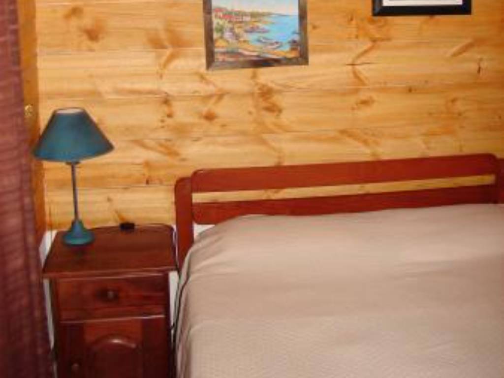 Dormitorio con cama matrimonial