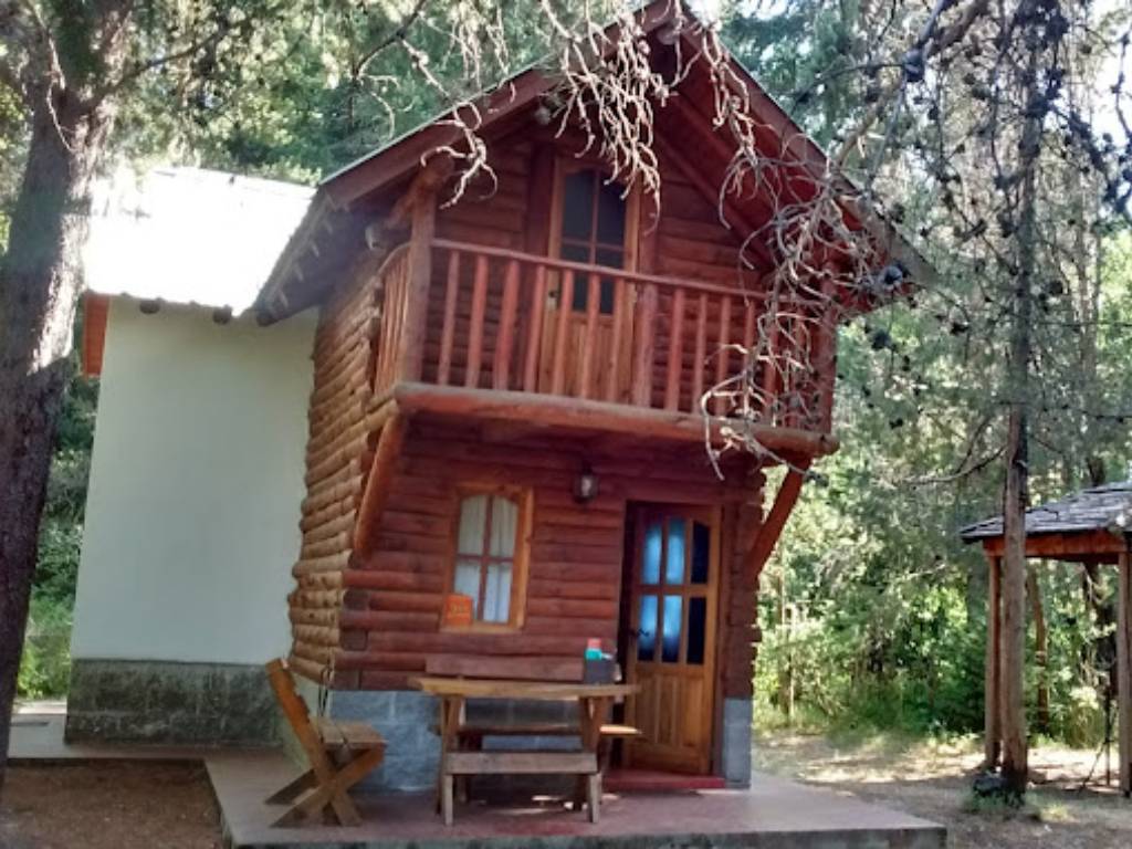 Cabaña de troncos de dos plantas con balcón