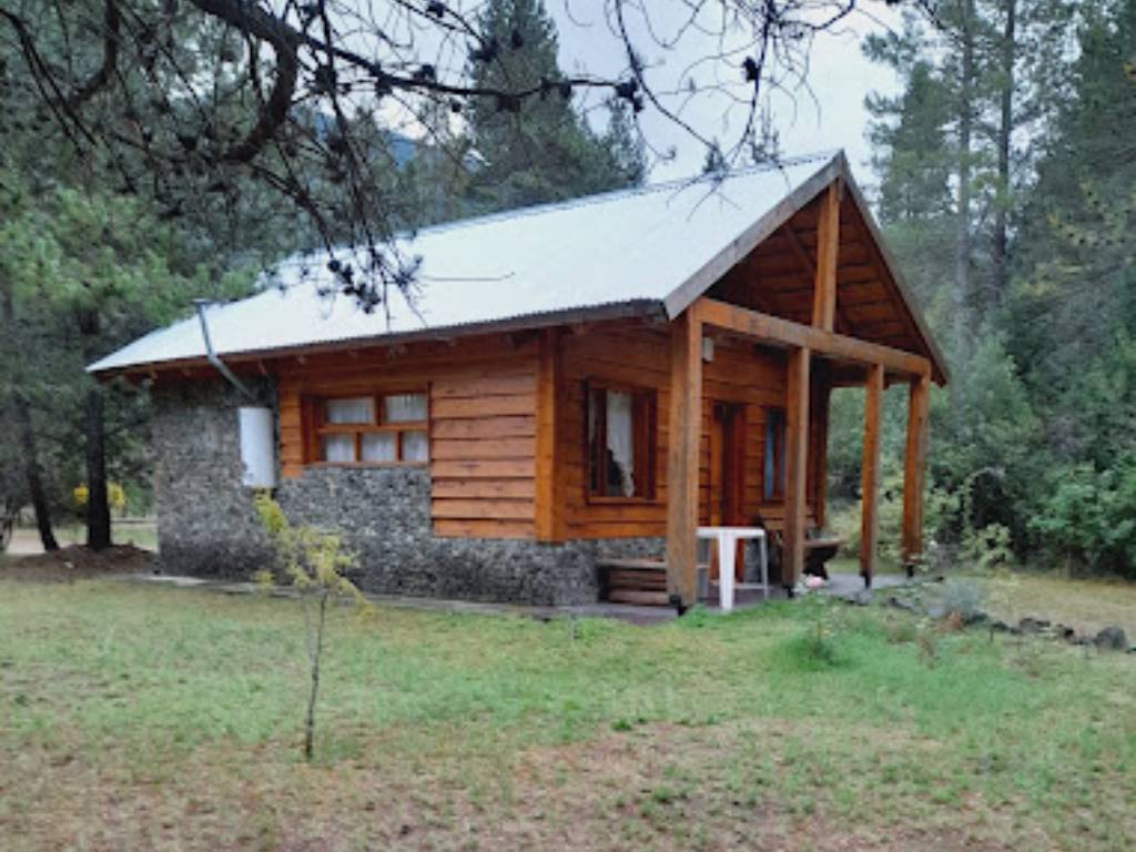Cabaña de piedra y madera con galería, en el parque de La Pasarela