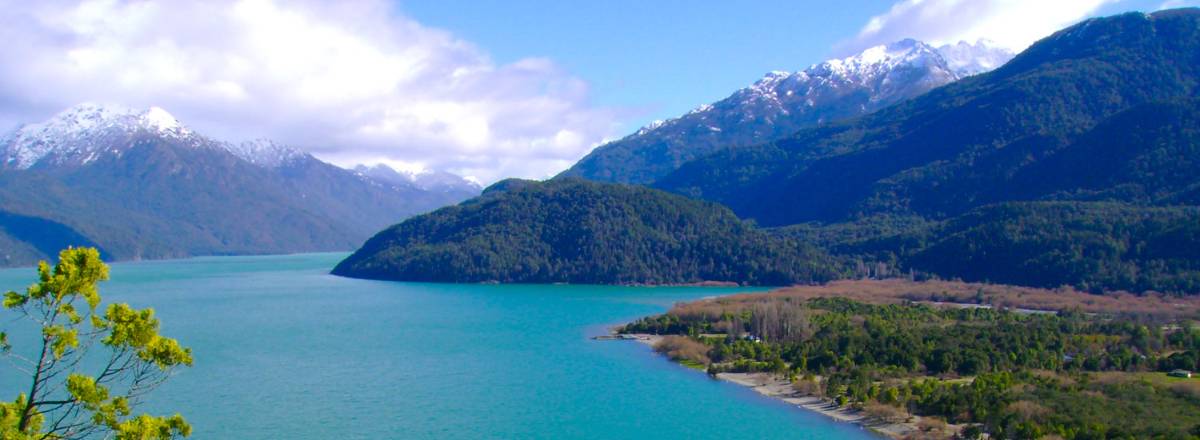 Lago y cordillera en la Comarca Andina